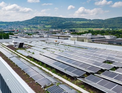 Photovoltaikanlagen auf den Dächern vieler Gebäude von Endress+Hauser erzeugen Solarenergie