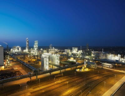 Am Standort Nünchritz produziert Wacker Silicone und Polysilicium. Von 2022 an wird der Chemiekonzern dort auch Hybridpolymere für Kleb- und Dichtstoffe herstellen