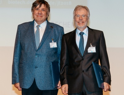 Wolfgang Arlt (l.) und Wolfgang Peukert werden mit den Processnet-Medaillen geehrt
