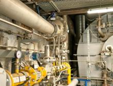 Waste to Energy: Die Energie aus dem Drehrohrofen nutzt das Unternehmen Richard Geiss für die Lösemitteldestillation und spart damit rund ein Viertel Gas sowie 1.482 Tonnen CO2 im Jahr