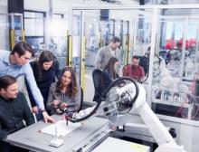 ABB erweitert sein globales Bildungsprogramm aus über 100 Hochschulen mit der Eröffnung neuer Schulungseinrichtungen für Robotik und Automation