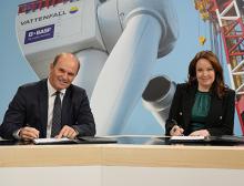 Martin Brudermüller, Vorstandsvorsitzender der BASF SE und Anna Borg, CEO Vattenfall, unterzeichnen  die Vereinbarung zu Nordlicht 1+2
