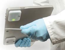Reinraum-Tablet Computer mit Ladeschale für den Einsatz in der chemischen Produktion
