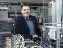 Leibniz-Preisträger Matthias Wessling vor einem Versuchsstand der Aachener Verfahrenstechnik