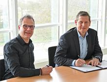 Martin Haaf, CEO I.Safe Mobile (links) und Carsten Brenner, Leiter Business Unit Automation R. Stahl unterschreiben die strategische Partnerschaft beider Unternehmen