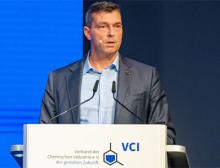 VCI-Präsident Markus Steilemann spricht auf der Mitgliederversammlung 2023