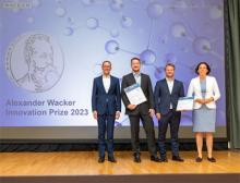 Paul Bönisch (2. v. l.) und Markus Wenzeis (3. v. l.) von Wacker Polysilicon bekamen den Alexander Wacker Innovationspreis 2023 von Wacker-Vorstandschef Christian Hartel (l.) und Vorstandsmitglied Angela Wörl (r.) überreicht