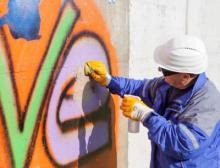 Dank der neuen Anti-Graffiti-Beschichtung von Wacker lassen sich Graffiti schnell und kostengünstig entfernen