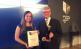Giulia Bachmann und Jürgen Funk von der Verbandskommunikation von Hessen Chemie nehmen die Auszeichnung in Empfang